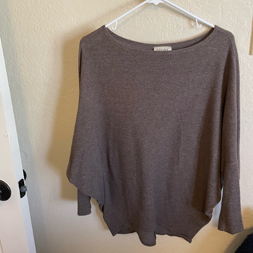 Story size M bat wing sleeves